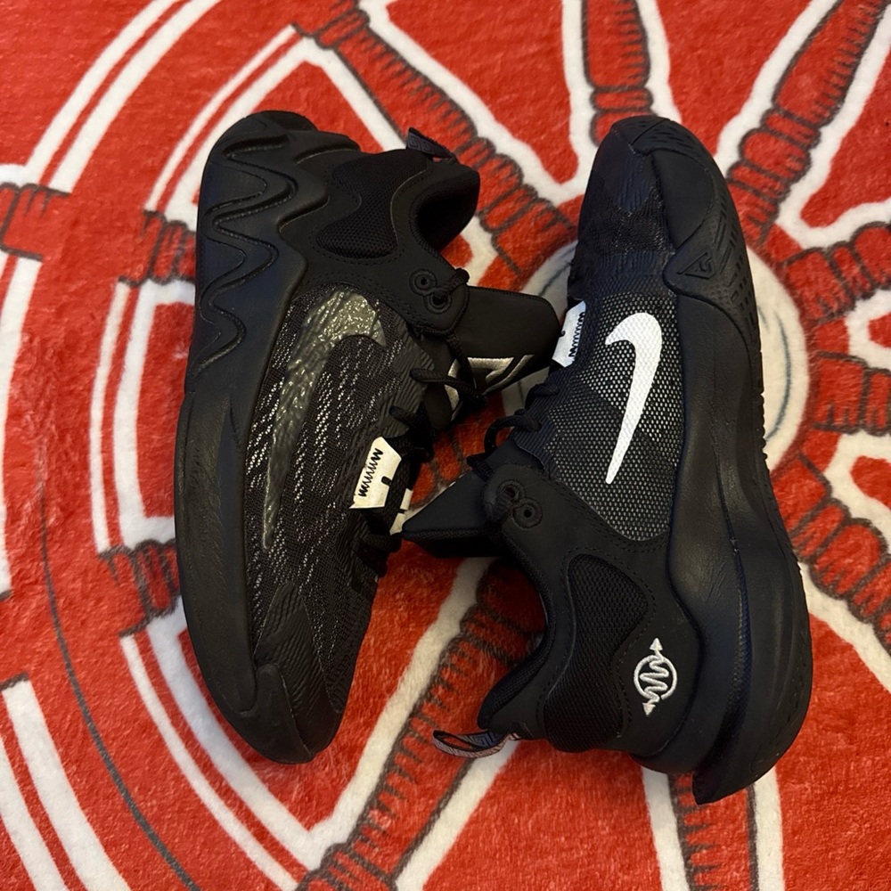Nike Giannis Immortality 2 EP Black Holographic- Excellent Condition - Size 5Y - Picture 3 of 6